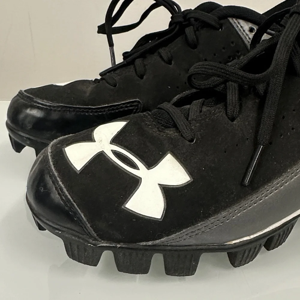 Under Armour Kids Black and White Sneakers cleats 4Y